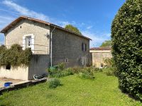 Belle maison en pierre avec jardin clos, piscine et trois chambres dans un beau village historique à