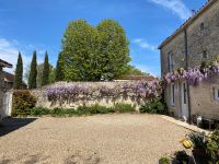 Belle maison en pierre avec jardin clos, piscine et trois chambres dans un beau village historique à