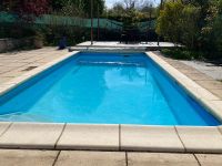 Belle maison en pierre avec jardin clos, piscine et trois chambres dans un beau village historique à