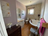Belle maison en pierre avec jardin clos, piscine et trois chambres dans un beau village historique à