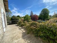Belle maison en pierre avec jardin clos, piscine et trois chambres dans un beau village historique à