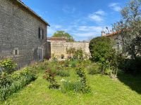 Belle maison en pierre avec jardin clos, piscine et trois chambres dans un beau village historique à