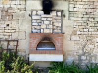 Belle maison en pierre avec jardin clos, piscine et trois chambres dans un beau village historique à