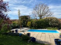 Belle maison en pierre avec jardin clos, piscine et trois chambres dans un beau village historique à