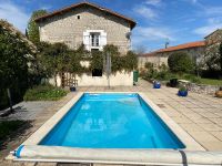 Belle maison en pierre avec jardin clos, piscine et trois chambres dans un beau village historique à