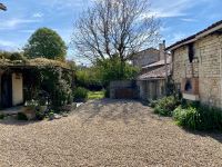 Belle maison en pierre avec jardin clos, piscine et trois chambres dans un beau village historique à