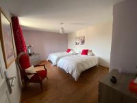 Belle maison en pierre avec jardin clos, piscine et trois chambres dans un beau village historique à