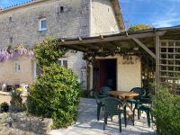 Belle maison en pierre avec jardin clos, piscine et trois chambres dans un beau village historique à