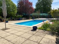 Belle maison en pierre avec jardin clos, piscine et trois chambres dans un beau village historique à