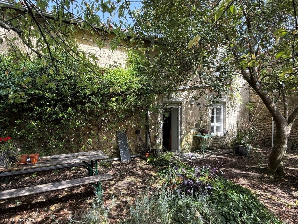 Pretty Town House with 2 Bedrooms & Enclosed Courtyard
